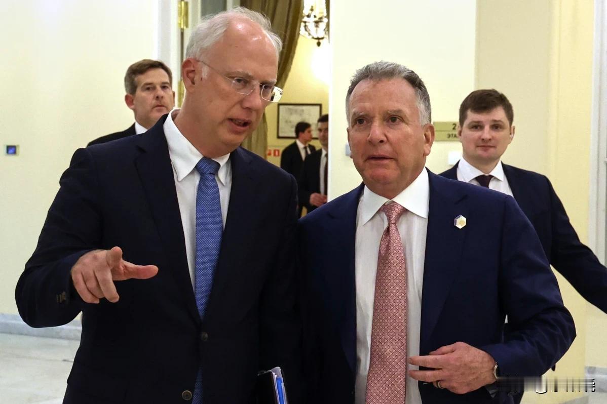 图为俄罗斯圣彼得堡，俄罗斯总统普京特使基里尔·德米特里耶夫（左）与美国总统唐纳德