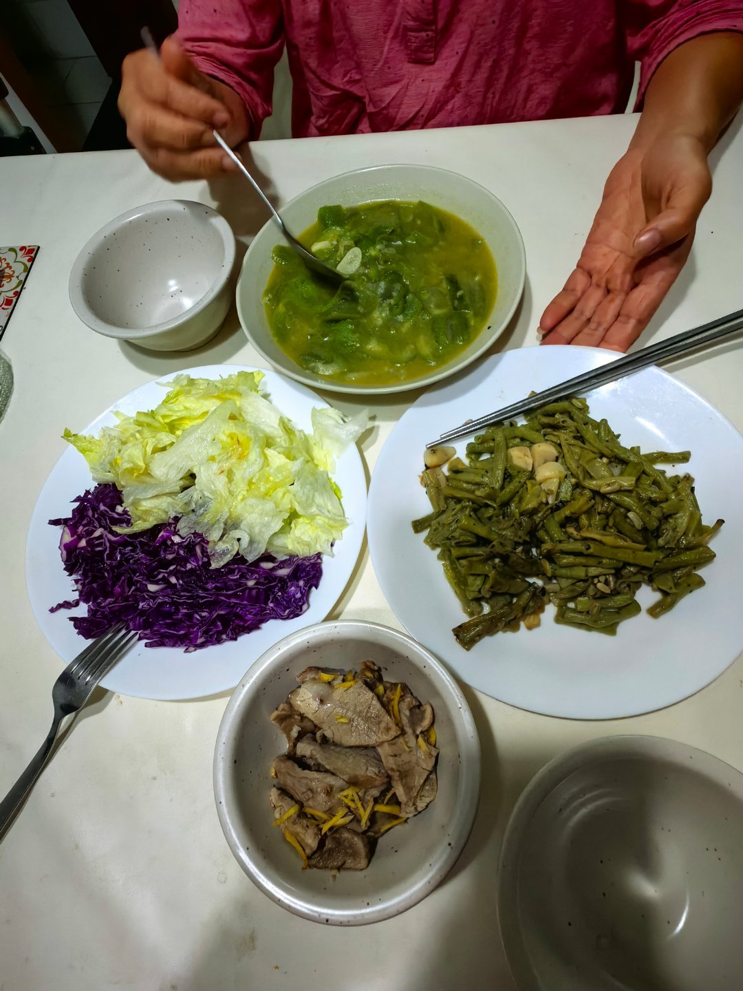 晚餐一荤三素，豇豆和丝瓜都是煮得熟而𤆵的，感觉没有蔬菜沙拉好吃。蔬菜沙拉是极简