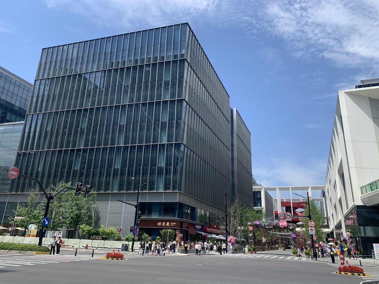 罗马不是一天建成的，上海也不是几年就能发展起来的。
上海高清照片 外滩城市天际线