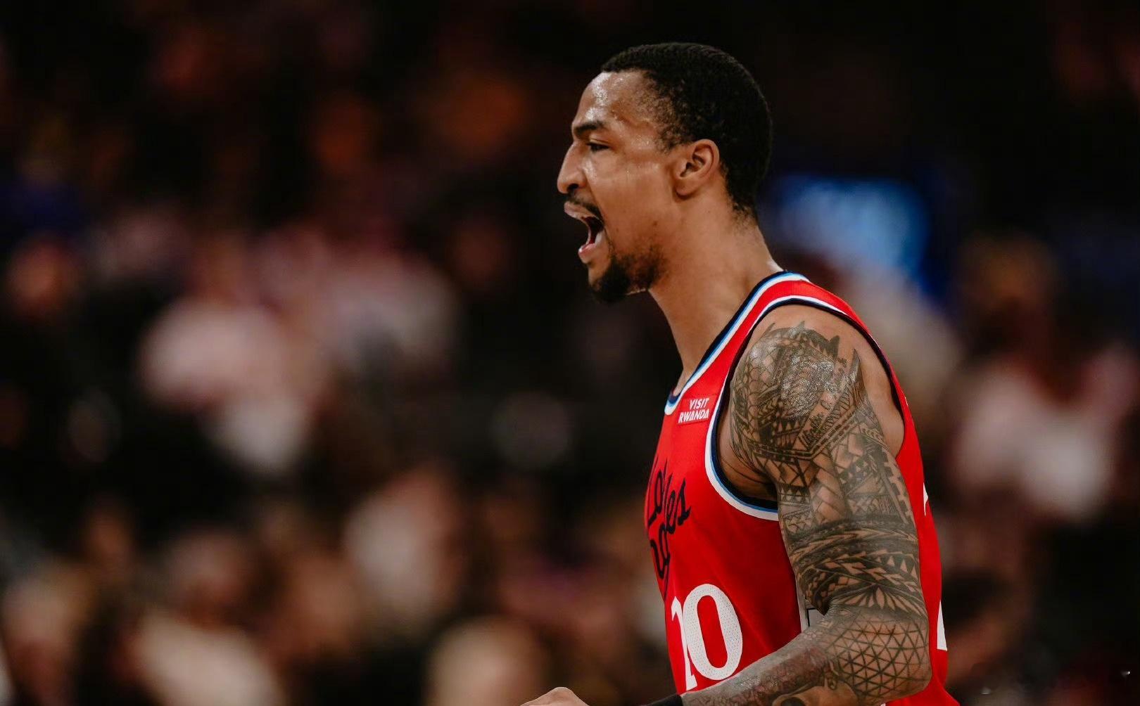 洛杉矶快船一场莫名陷入艰难收官的比赛，幸运的是全员活着离开了球场，湖人在裁判时机