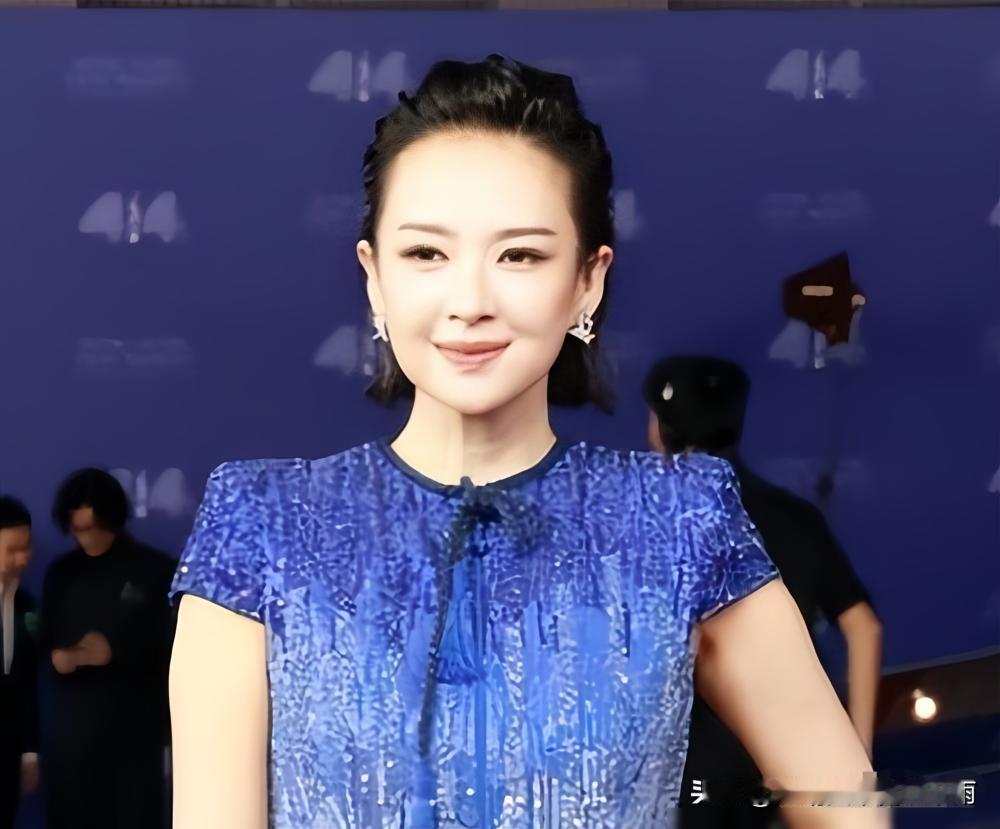 别再瞎猜章子怡医美崩了，人家那20斤肉，是拿命换的，也是拿钱堆的。
她为新片《