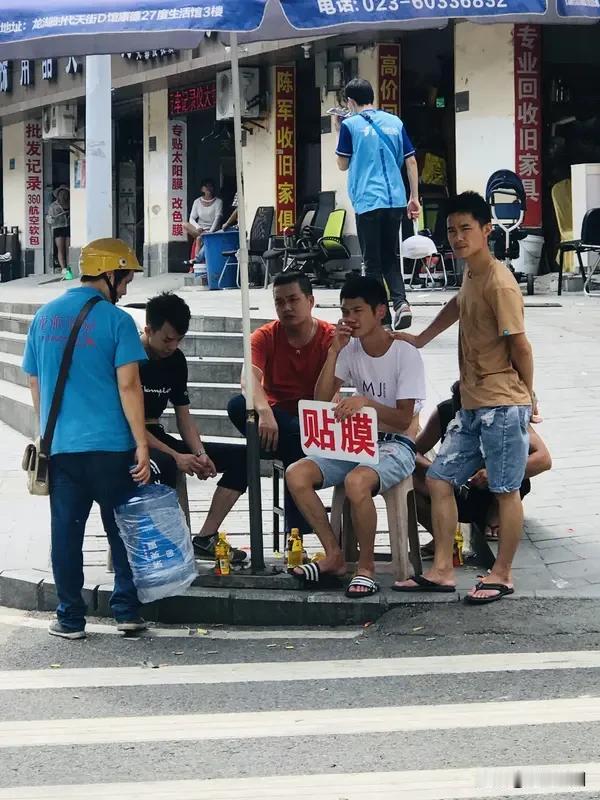 现在全世界商家拒绝暑假工的现象还挺普遍。每年六七月份，学生们都扎堆找暑假工，可奶