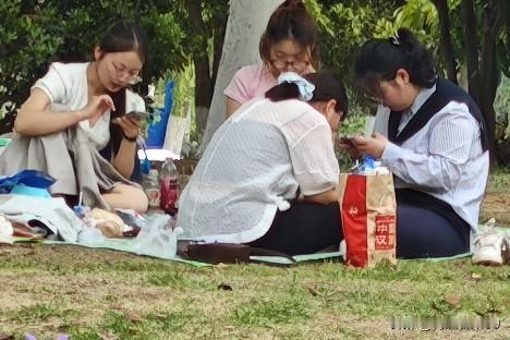 春天一到，浪漫因子就开始在空气中肆意弥漫，简直是休闲放松的绝佳时节。瞧那些少女们