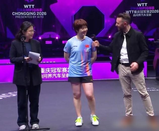 她赢了球，却像做错了事。
全场山呼海啸只为一个名字，不是她的。蒯曼在2比8的绝