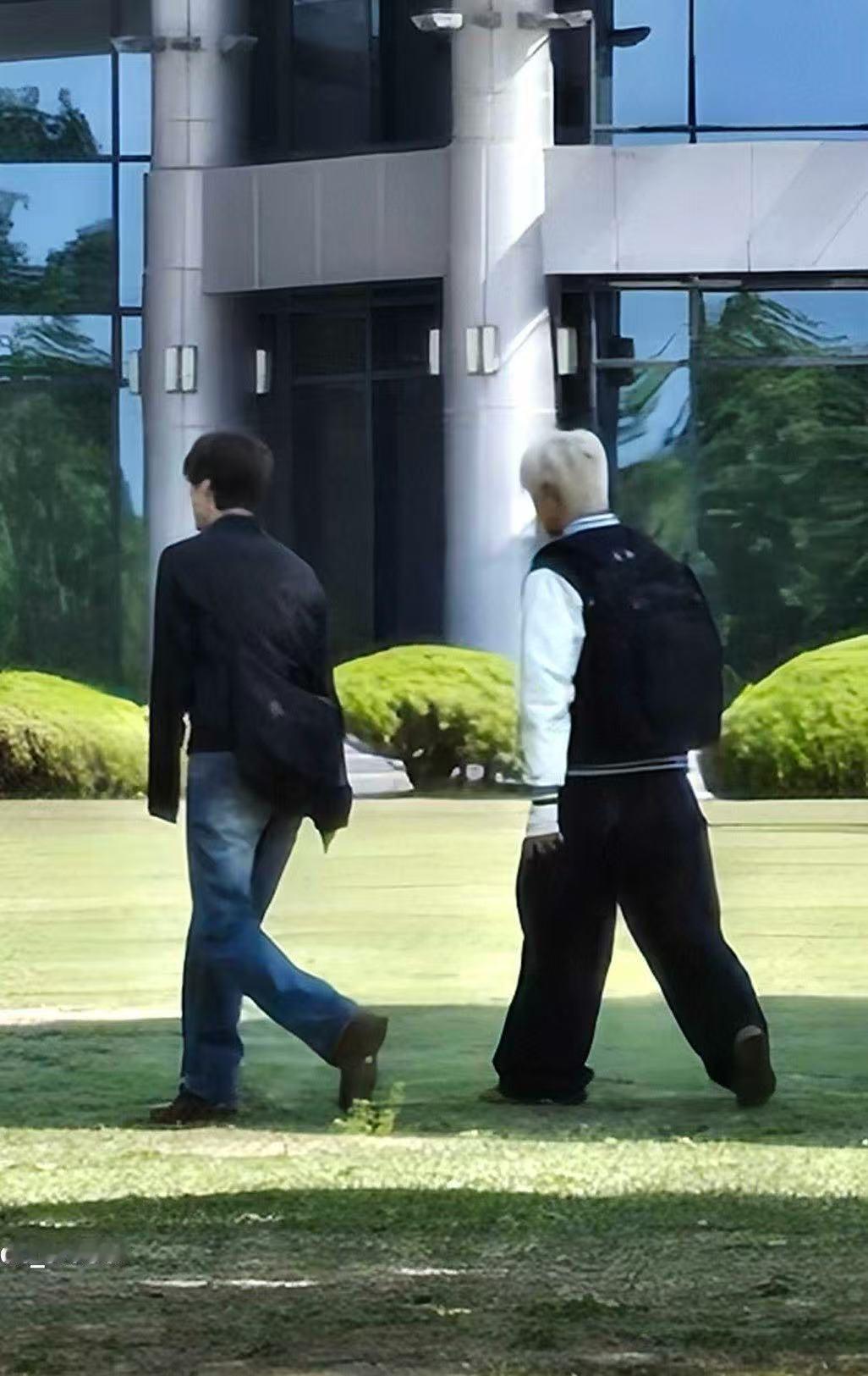 金钟仁李泰容拍摄转学者金钟仁李泰容转学者 金钟仁×李泰容今日被偶遇在成均馆大学拍