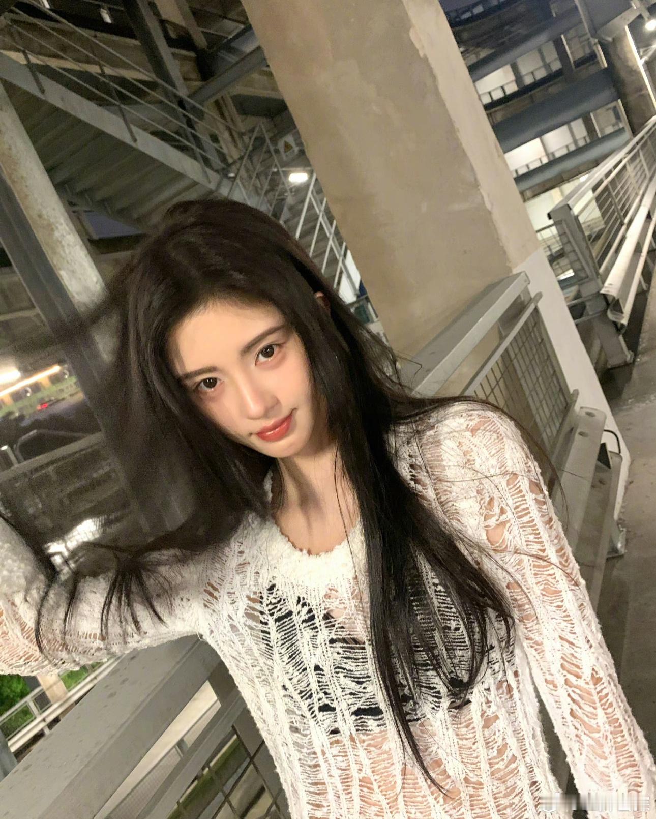 鞠婧祎今日份营业🈶小鞠周末快乐[送花花][送花花]#鞠婧祎# ​​​