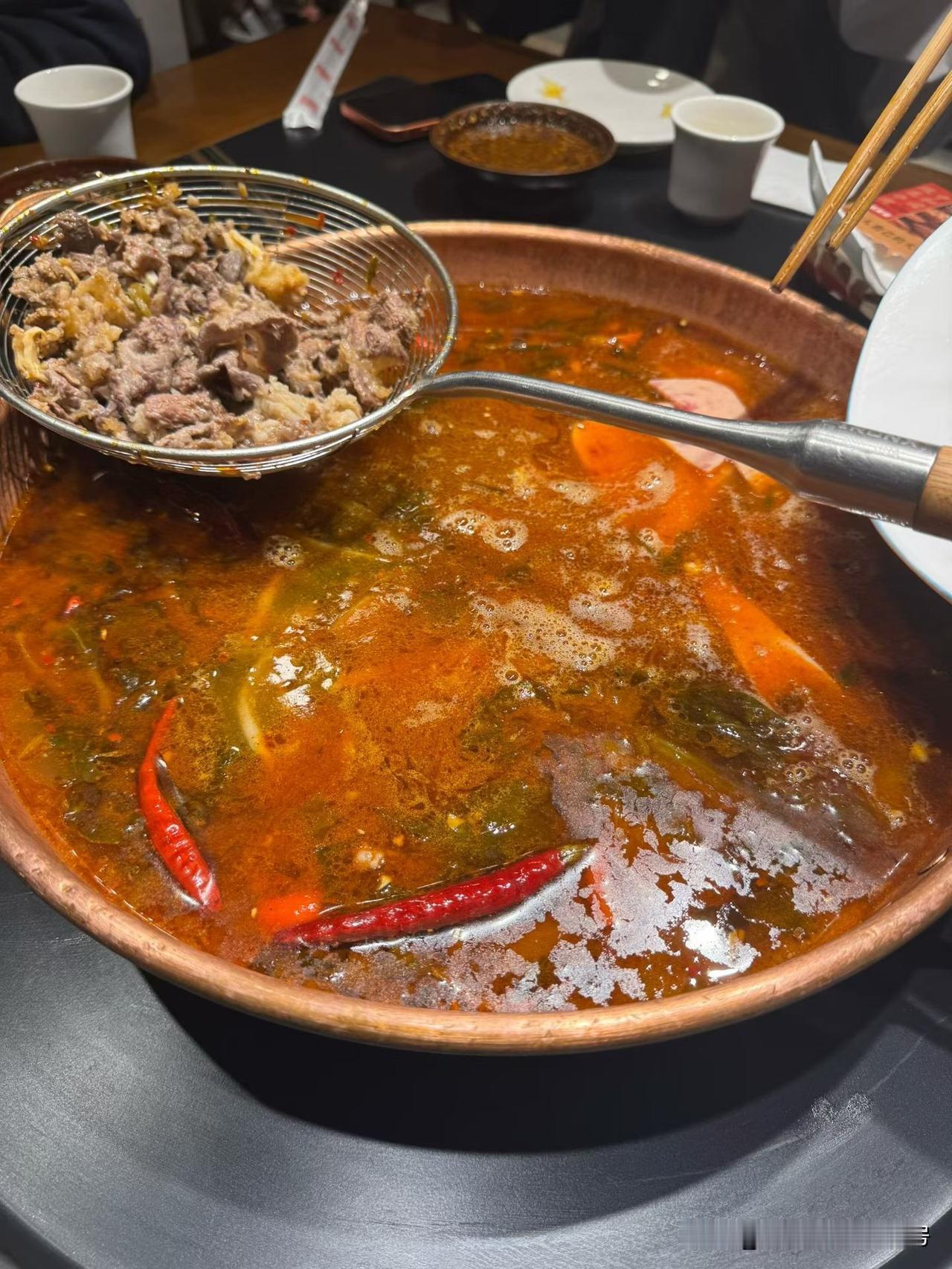 火锅配冰啤，是平凡日子里最熨帖的松弛

铜锅沸煮，红油翻涌，麻辣香气漫开的瞬间，