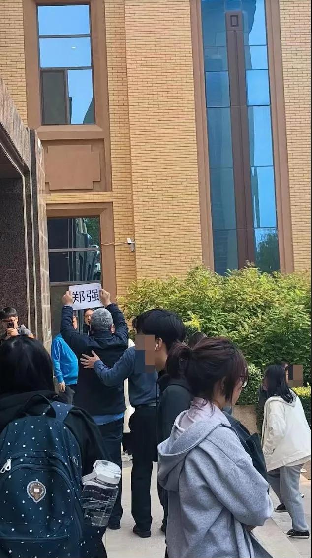 太原理工又出啥事了？
10月23日，有老师在校园内抗议校长“坑害学生学业，逼迫教
