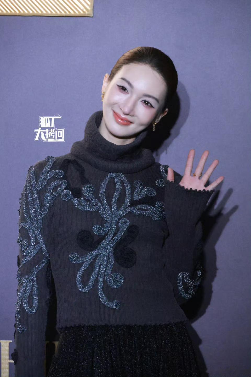 金晨近期因红毯生图引发“颜值巨变”热议，核心争议聚焦于面部状态变化与气质转型，背