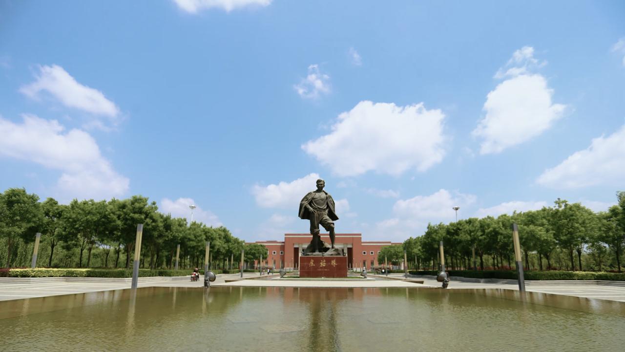 一座兰考城，半部奋斗史；
焦裕禄精神早已融入小城的烟火与发展脉络中，
时代一直在