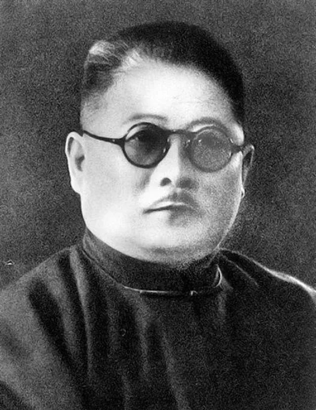 1934年，吉鸿昌被杀。

刑场上的枪声还没散尽，天津街头就多了个“疯女人”。