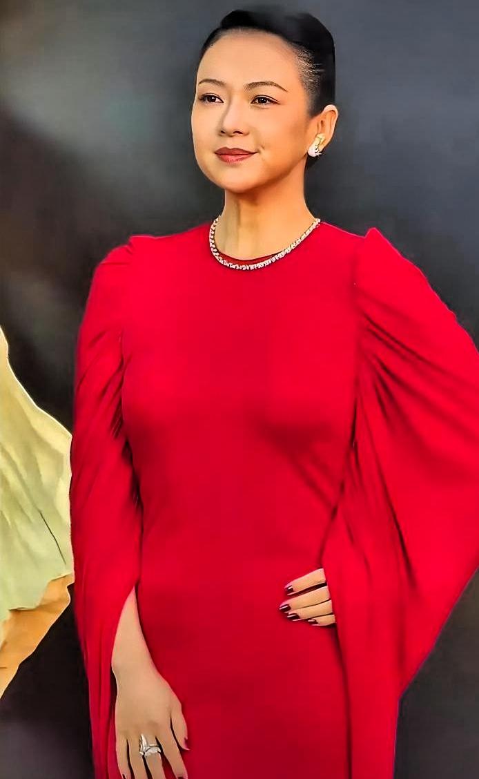 刚刷到章子怡为新戏增肥20斤上热搜，我愣了两秒。

评论区清一色夸敬业、夸演员素