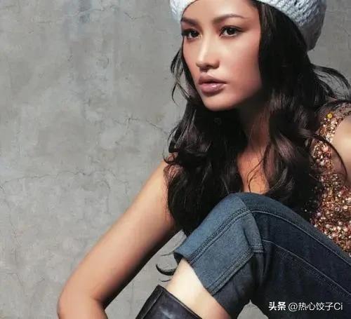 瞿颖说，我喜欢所有的名牌，但我不一定去拥有它。穿衣服的时候我不选择牌子，只要款式