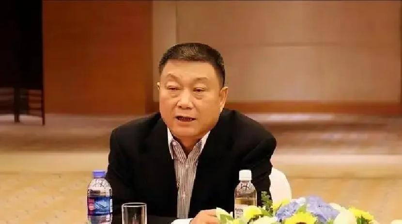 1989年，乌鲁木齐市的一小伙子不顾家人反对，以8万块的天价租下废弃电影院。朋友