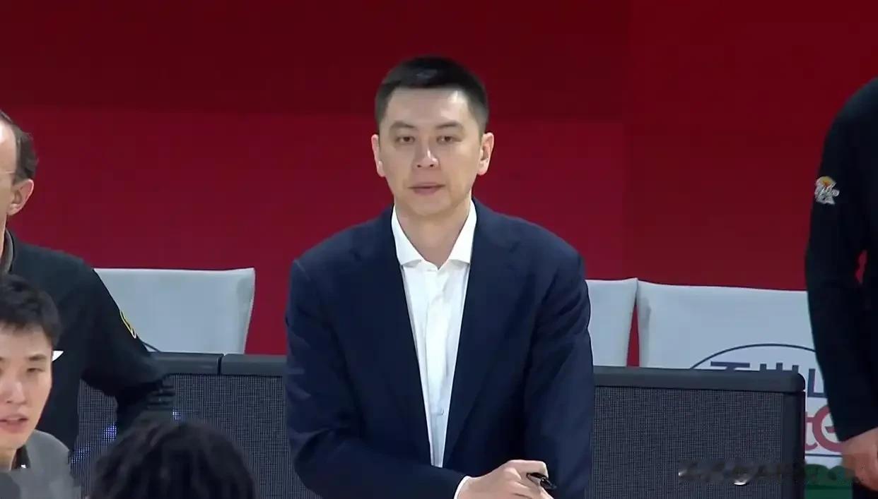 当杰隆-布朗最后时刻两次高难度绝杀全部未能命中，辽宁男篮最终没能完成逆转，以90