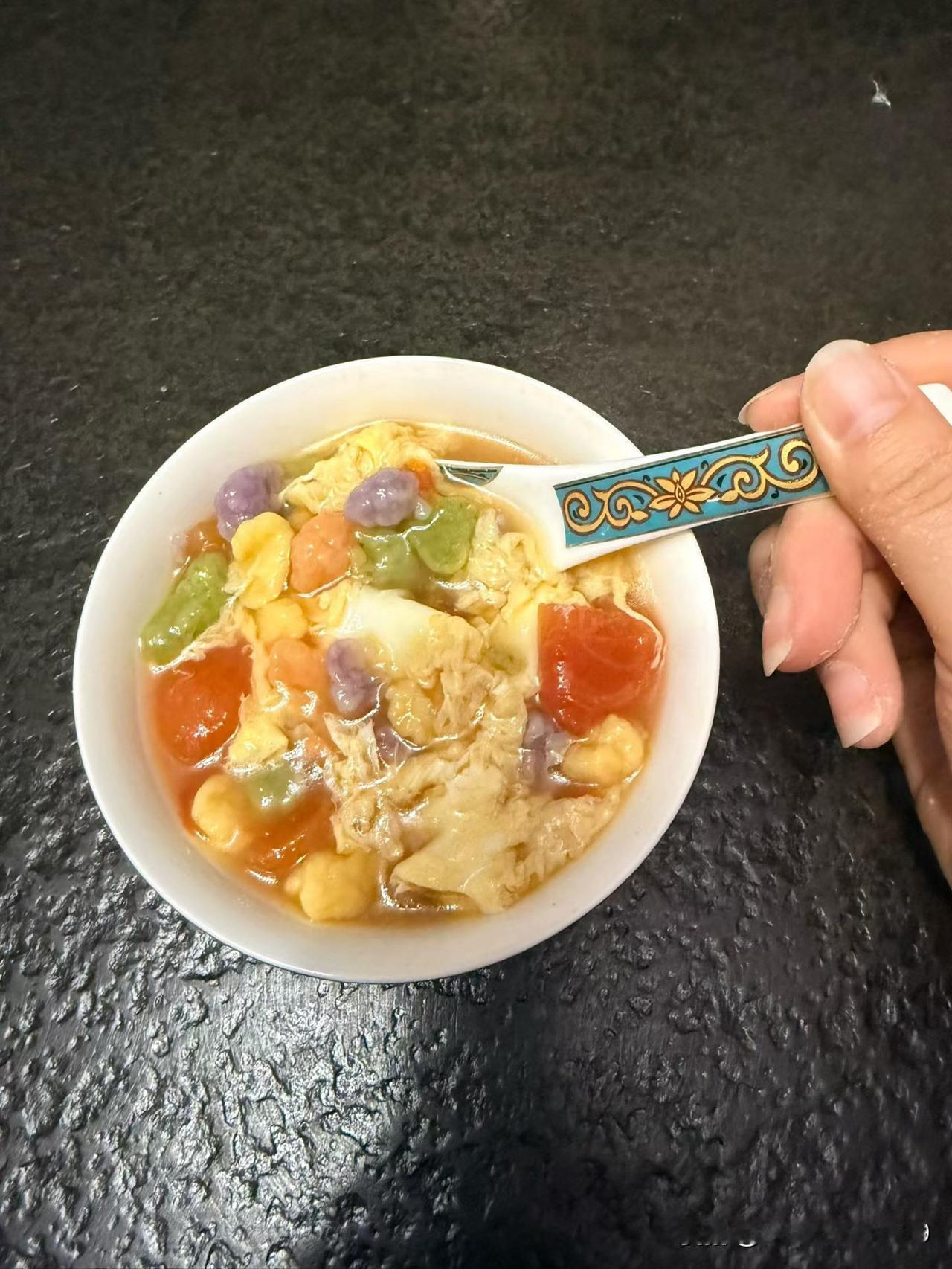 分享一张最爱的美食照片今天的美食是彩色疙瘩汤。因为不怎么爱吃蔬菜，也不怎么会做，