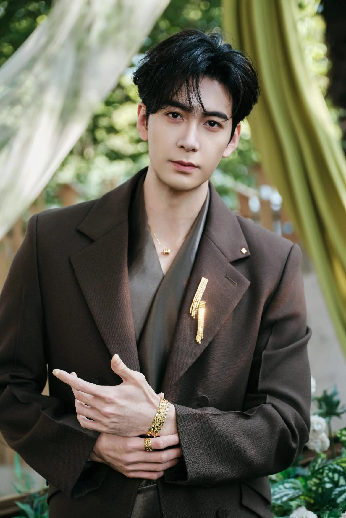 腾讯悬疑剧《红掌》主演：关晓彤、陈星旭编剧：九夜茴《匆匆那年》《曾少年》导演：黄