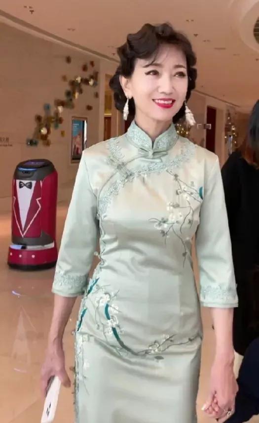 70岁赵雅芝，引发热议！

美丽优雅了一辈子的人[赞][赞]
 5月7日，70岁