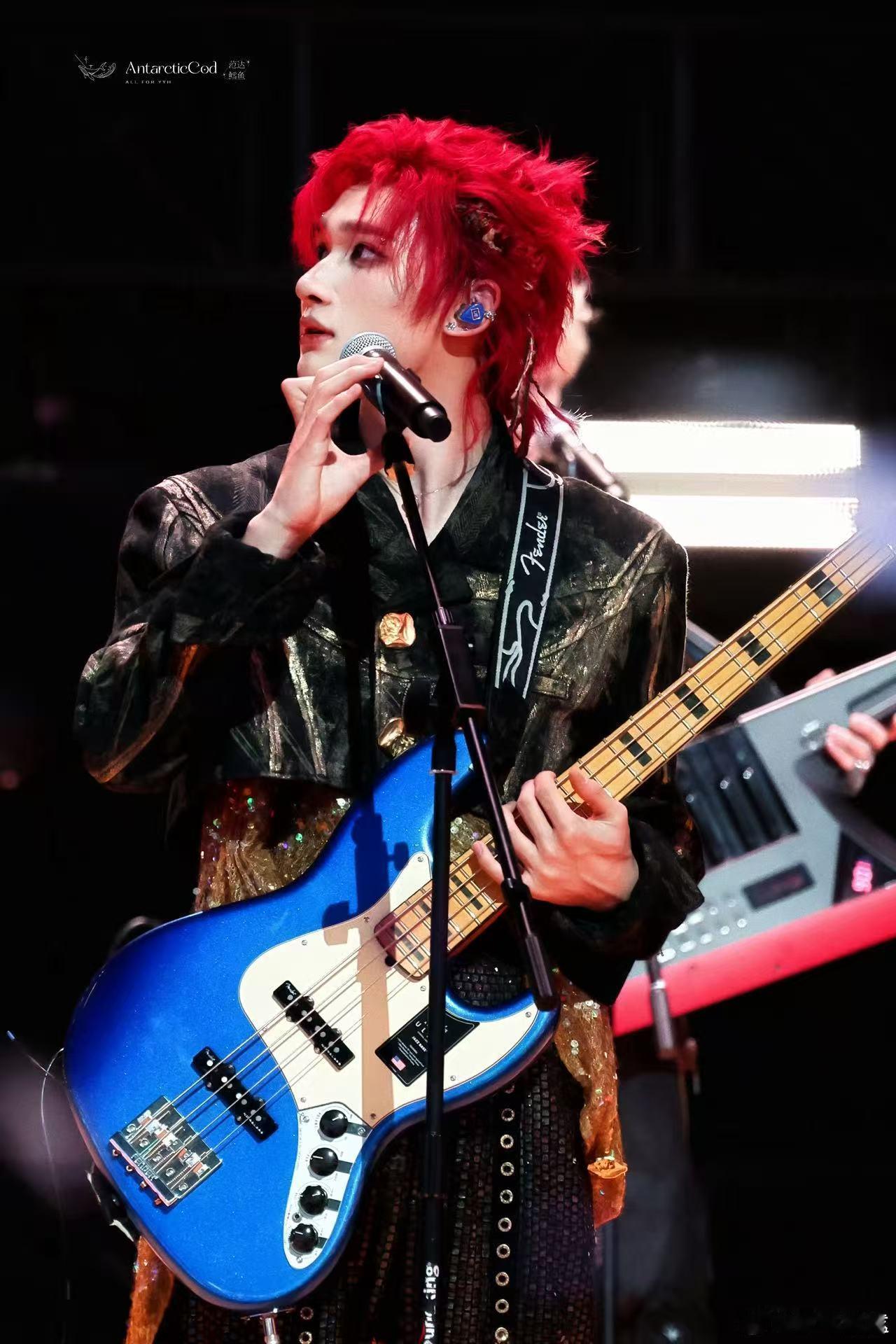 余宇涵红发 这个红发造型真的很亮眼，把他的五官优势全衬出来，随便一拍都很出片 