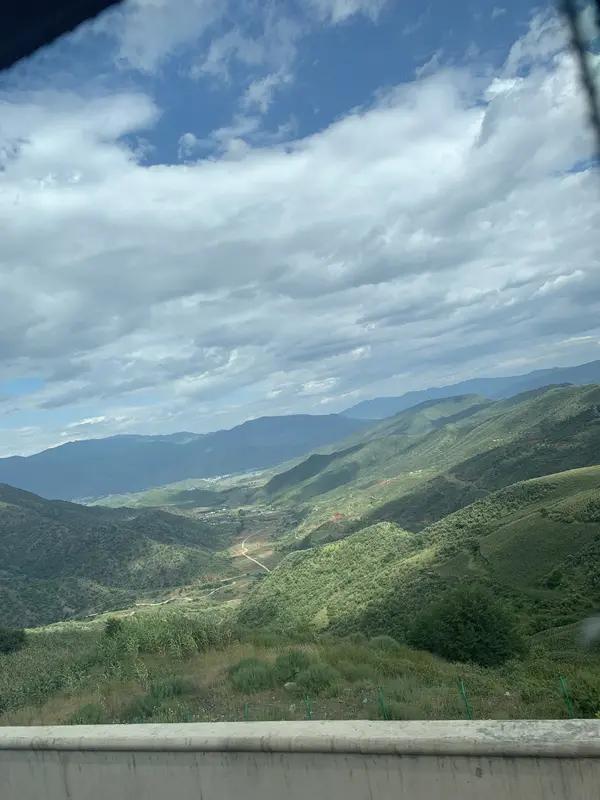 青海一家35口人开旅游大巴赴云南自驾游，采购100斤米面等物资沿途自己做饭，当事