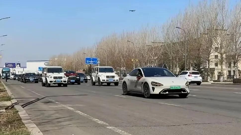 一队婚车车队：

头车，小米SU7

随后，两辆奔驰大G，一辆劳斯莱斯

最后，