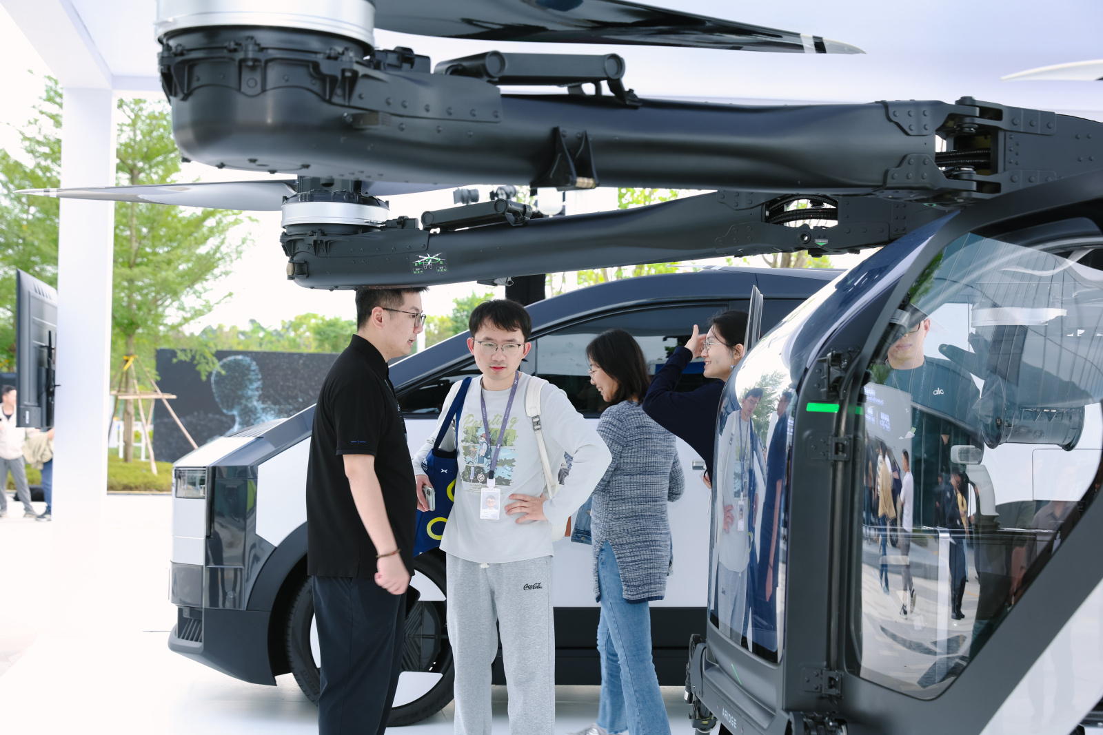 11月5日15:00 小鹏科技日马上就来了！活动现场真热闹，看到羽毛哥和肉爸了[