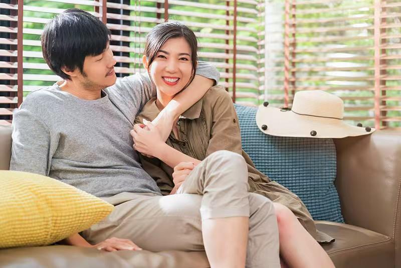 不值得同情！广西来宾，一已婚女子不回家也不管娃，和网恋对象在外面租房同居。男子多