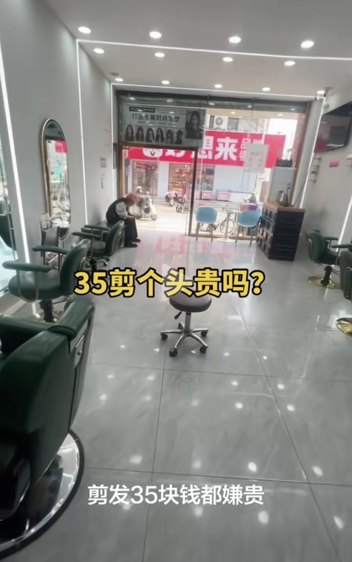 楼下新开了一个理发店，因为离家近我昨天就去理发了！看没有人我坐下就理了，也没问价