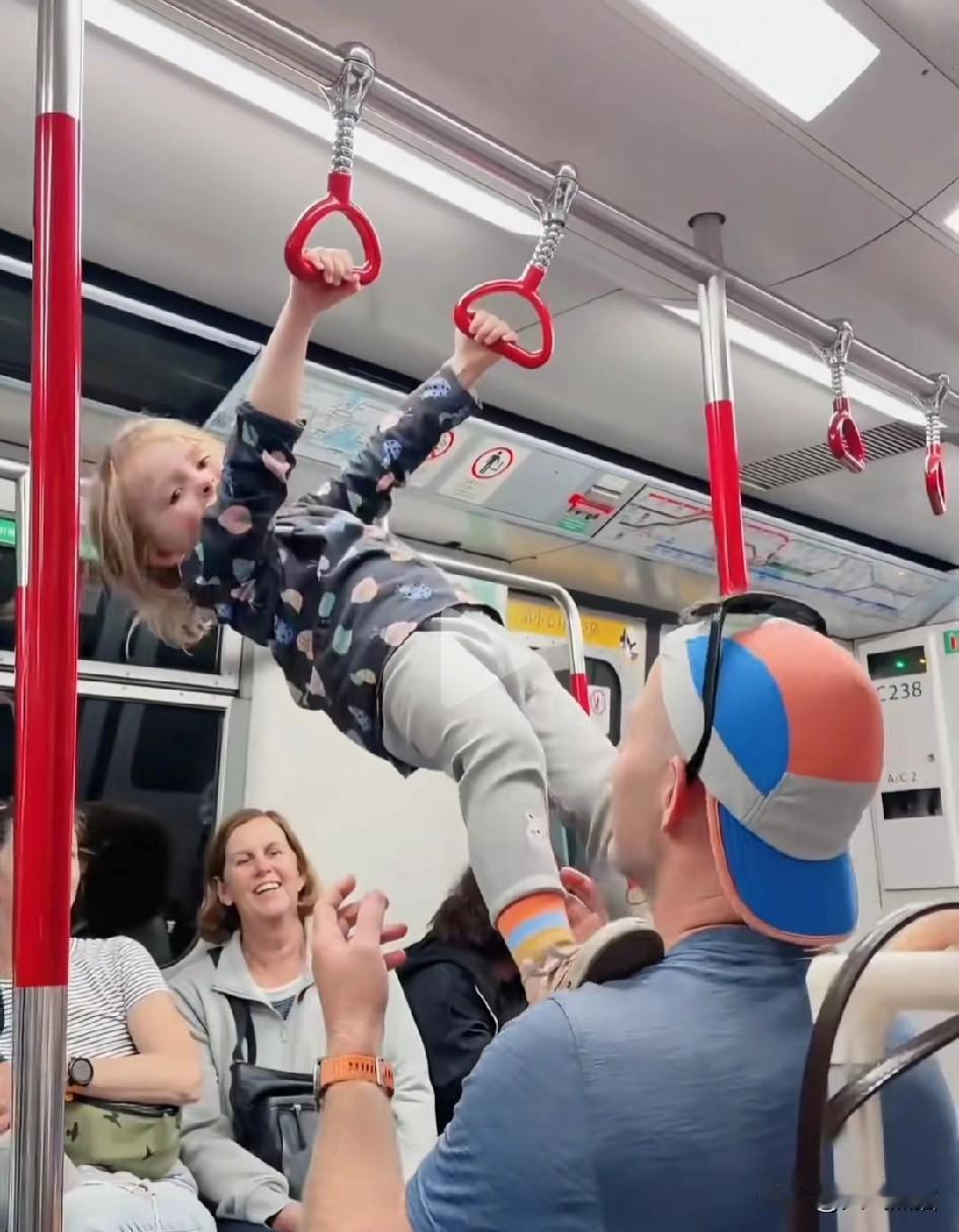 谁说香港的地铁不可以大声喧哗，不可以吃东西的，完全不存在，好不好！
看看这几位外