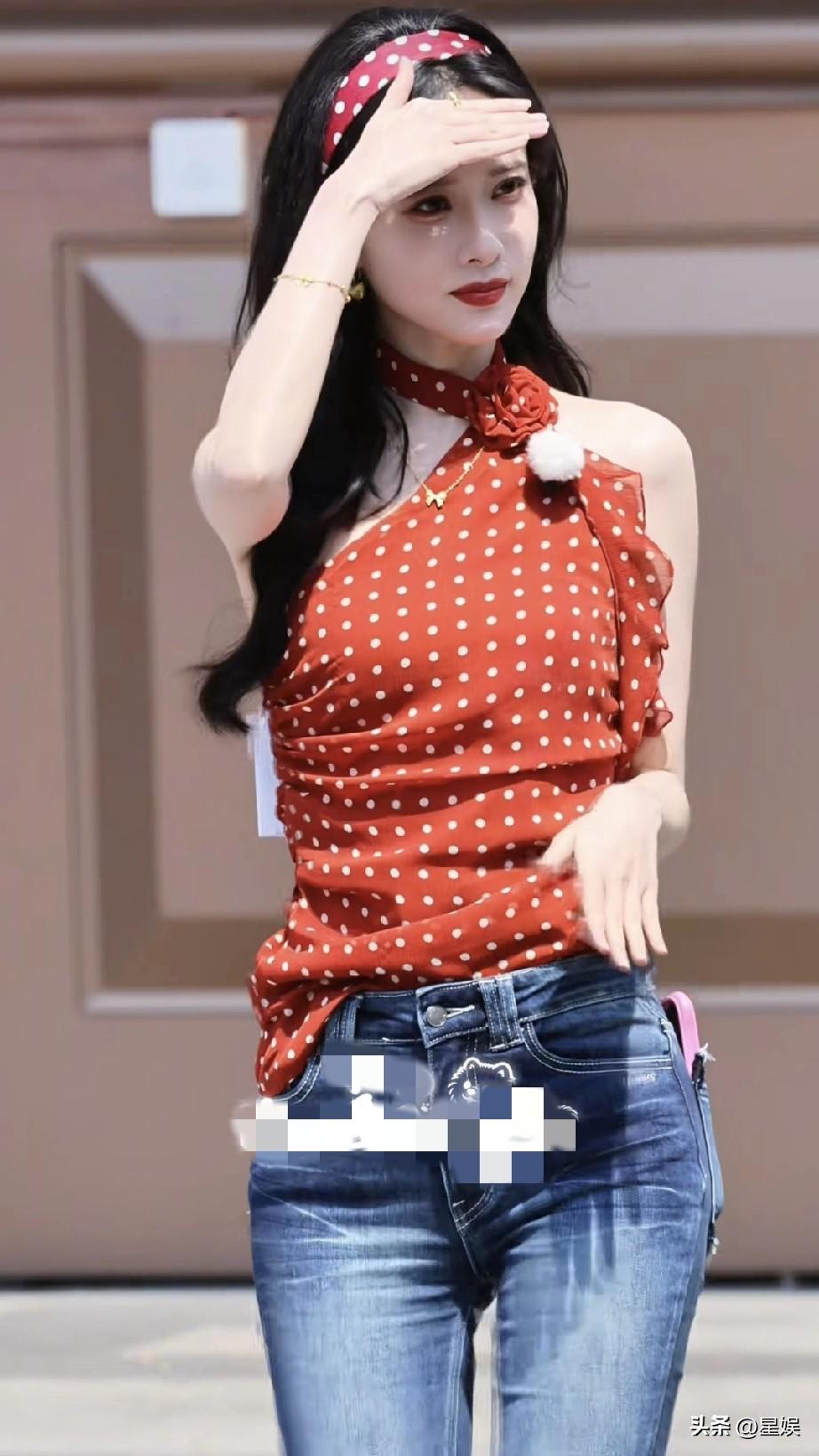 孟子义波点红裙+牛仔裤