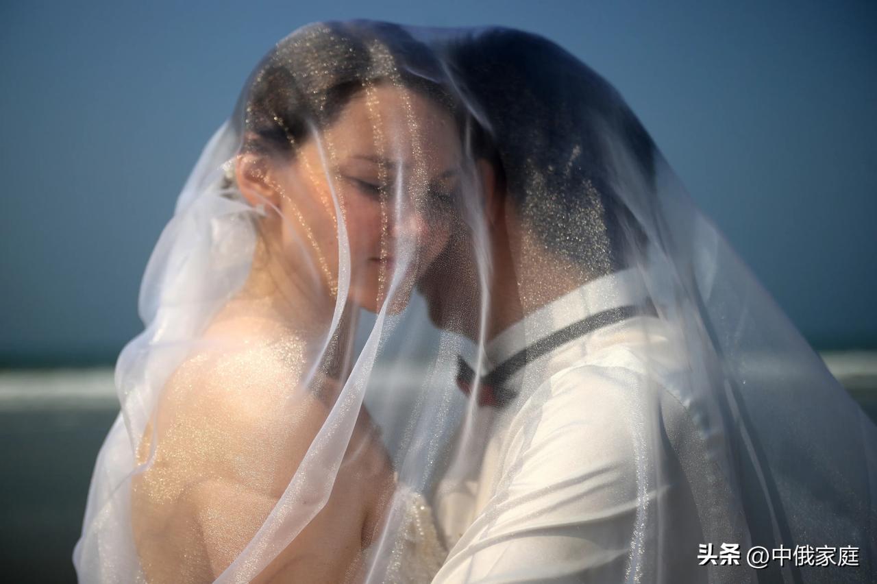 ❤️ 原图婚纱：俄罗斯丽娜与良哥（一）
💙 婚纱主题《蓝色的眼泪》。她等了三年