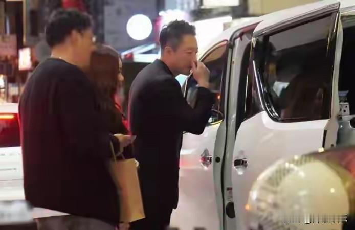 汪小菲带马筱梅和朋友聚餐。汪小菲忙完工作后还不忘记照顾怀孕的马筱梅情绪，主动约好