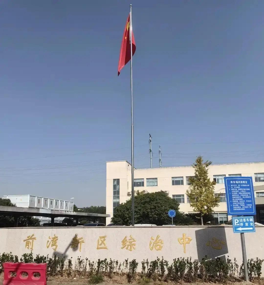 员工年终会上怼了领导一句，当场被炒。
公司甩出五千块想封口，他不要，跑去仲裁，结