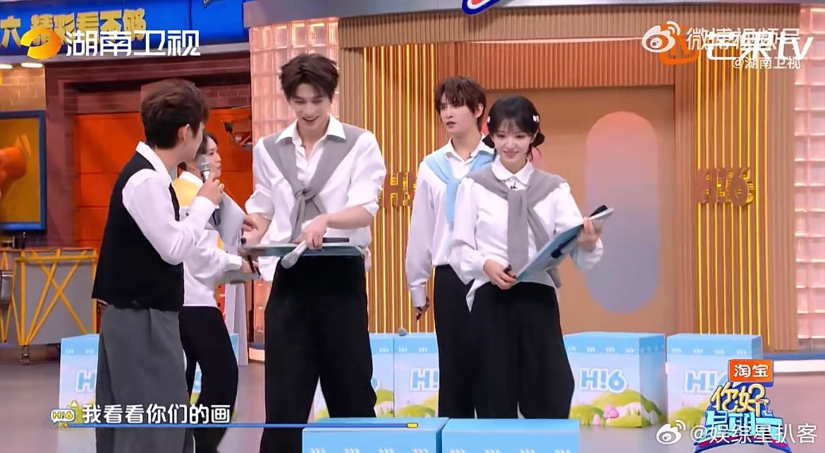 张凌赫 田曦薇眼里都是星星 互动名场面太甜，张凌赫温柔作答，田曦薇眼里都是星星，