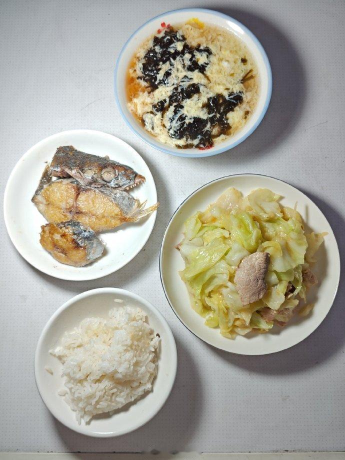 晚饭，干煎马鲛鱼8，瘦肉炒包菜3，紫菜蛋花汤1，米饭0.5，食材合计12.5元。