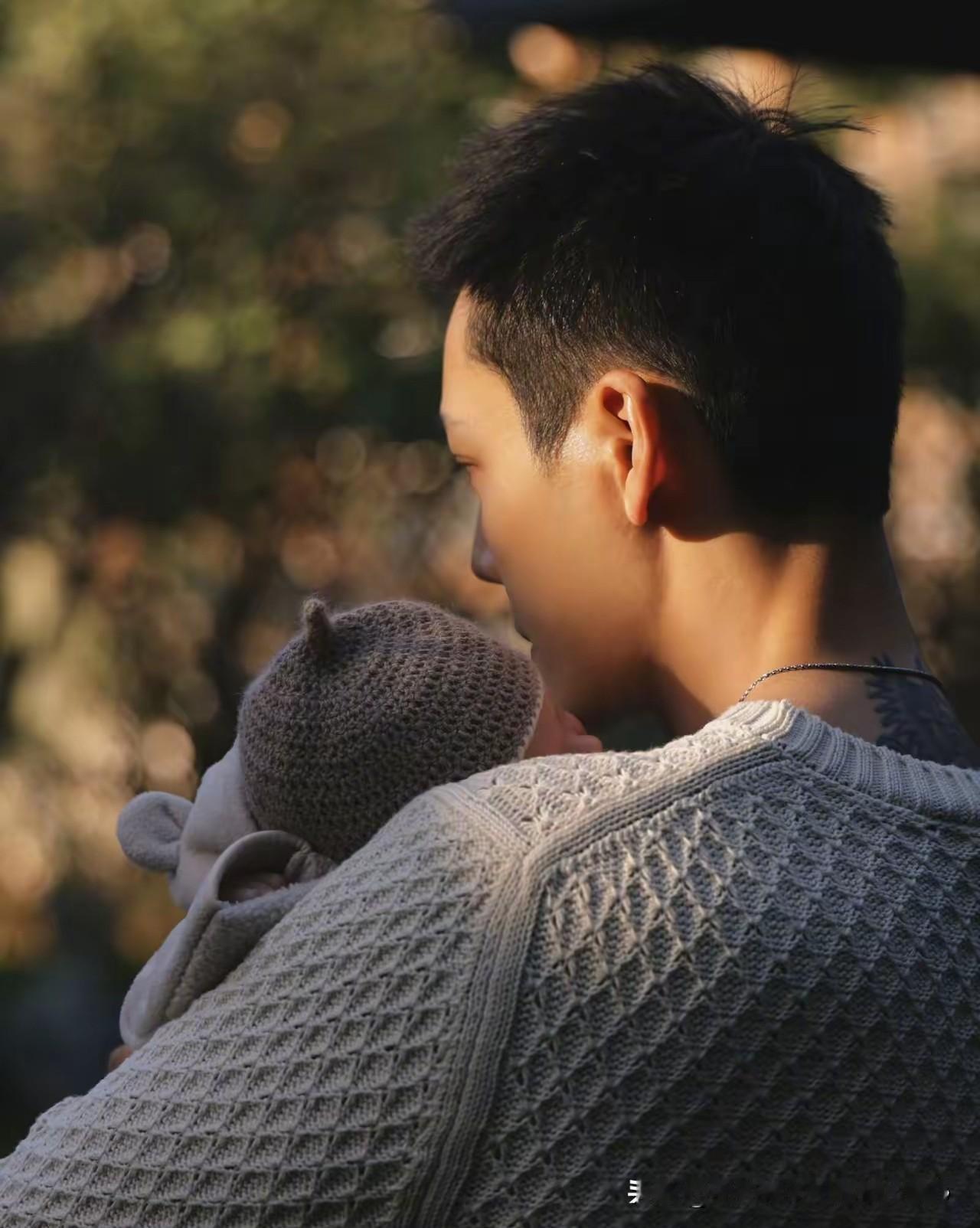 陈伟霆何穗官宣生子

陈伟霆何穗这波官宣太狠了！直接跳过恋爱结婚，晒娃宣告三口之