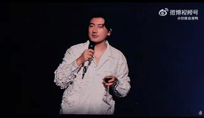 喜欢海来阿木演唱会的松弛感，就像在大排档聚会一样自在。他一边唱歌一边和大家互动，
