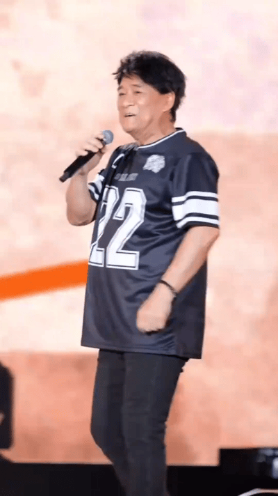 2025年8月，64岁的周华健由于身材发生变化而登上了热搜。在佛山演唱会的现场，