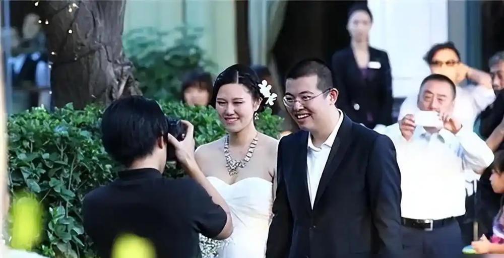 王朔女儿结婚，他没去现场。
很多人第一反应是：是不是父女关系闹僵了？
其实不是。