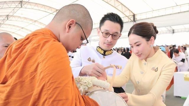 6月3日，苏提达王后48岁生日，泰王大赦天下，他信剩余刑期全部免除，电子手环摘除