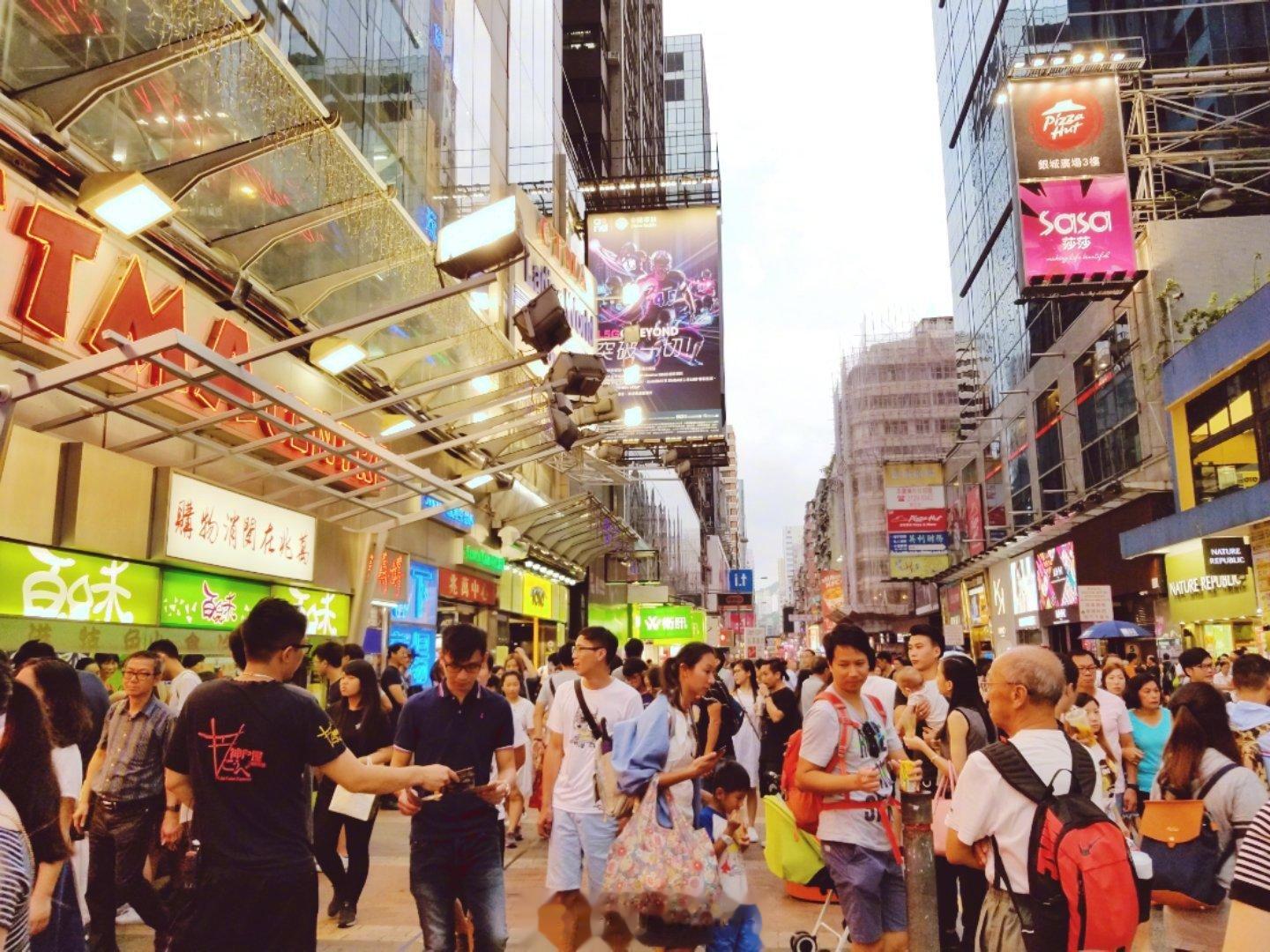 #就爱旅行# 香港是全球知名国际大都市，也是美食之都，拥有众多繁华商业街区。以下