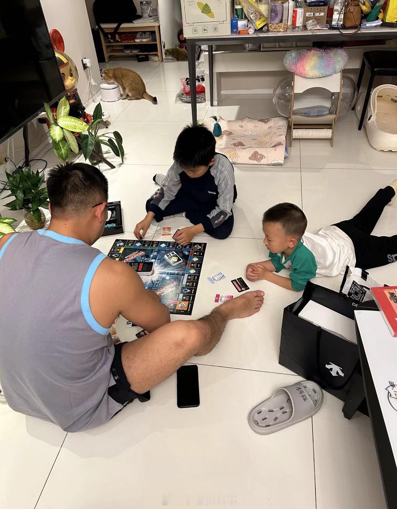 儿子月底过生日，我问他：达子，马上过生日了你最想要什么礼物？儿子想了想，“爸爸，
