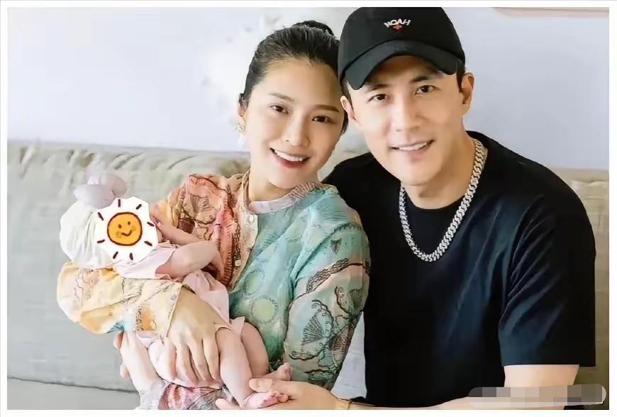 2021年，王灿和杜淳谈恋爱后，一天杜淳在家无意中看到了王灿的身份证，这时才知道