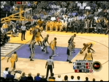 2004年季后赛湖人对阵马刺，此时正是OK组合时期！科比的这几个球体现出了作为未