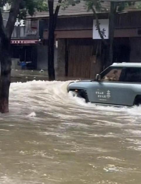 台风过后，珠海斗门一司机驾车多次冲入积水路面激起巨浪，水浪直接冲破多家商铺玻璃和