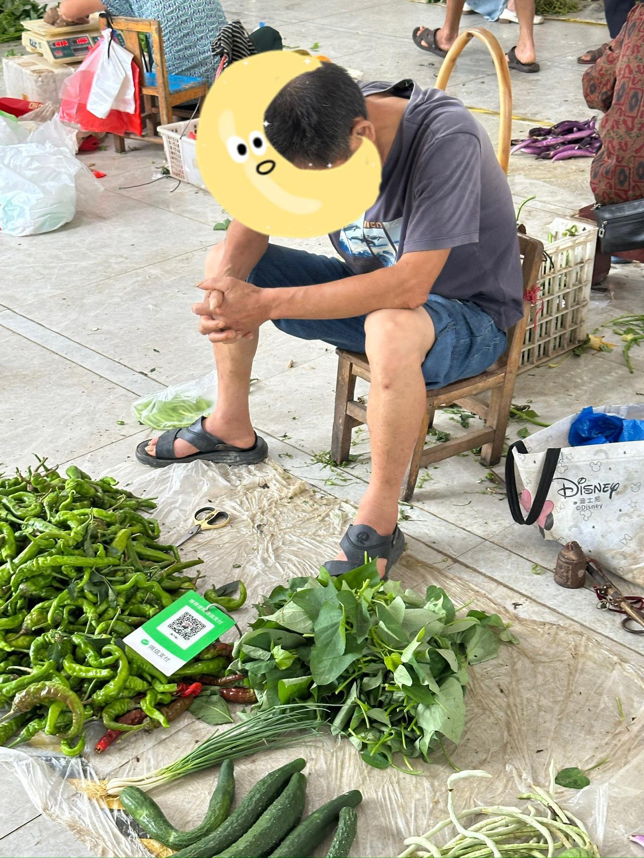 坐在菜摊前卖菜也能睡着的菜农！

今天去农贸市场，走过诸多打地摊的农家菜菜摊前，
