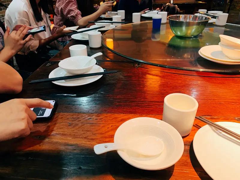 去相亲带很多人吃饭合不合适，得看情况。要是女方只带闺蜜一两人，挺合理的。闺蜜能帮