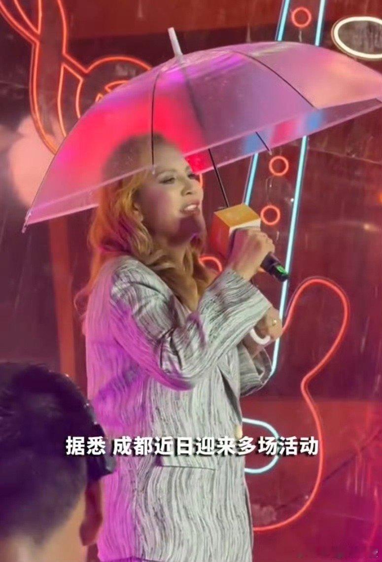 刷到全国一半的网红都到成都了才惊觉，这座城最近是把“网红聚会”玩出了新高度！那艺