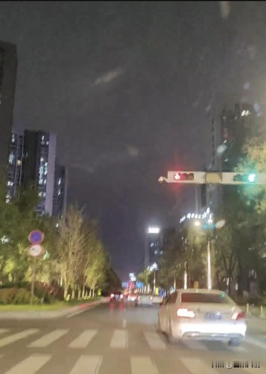 昨晚从西安开车到铜川印台，感觉一下子从蒸笼里掉到空调里了。
      昨天下午