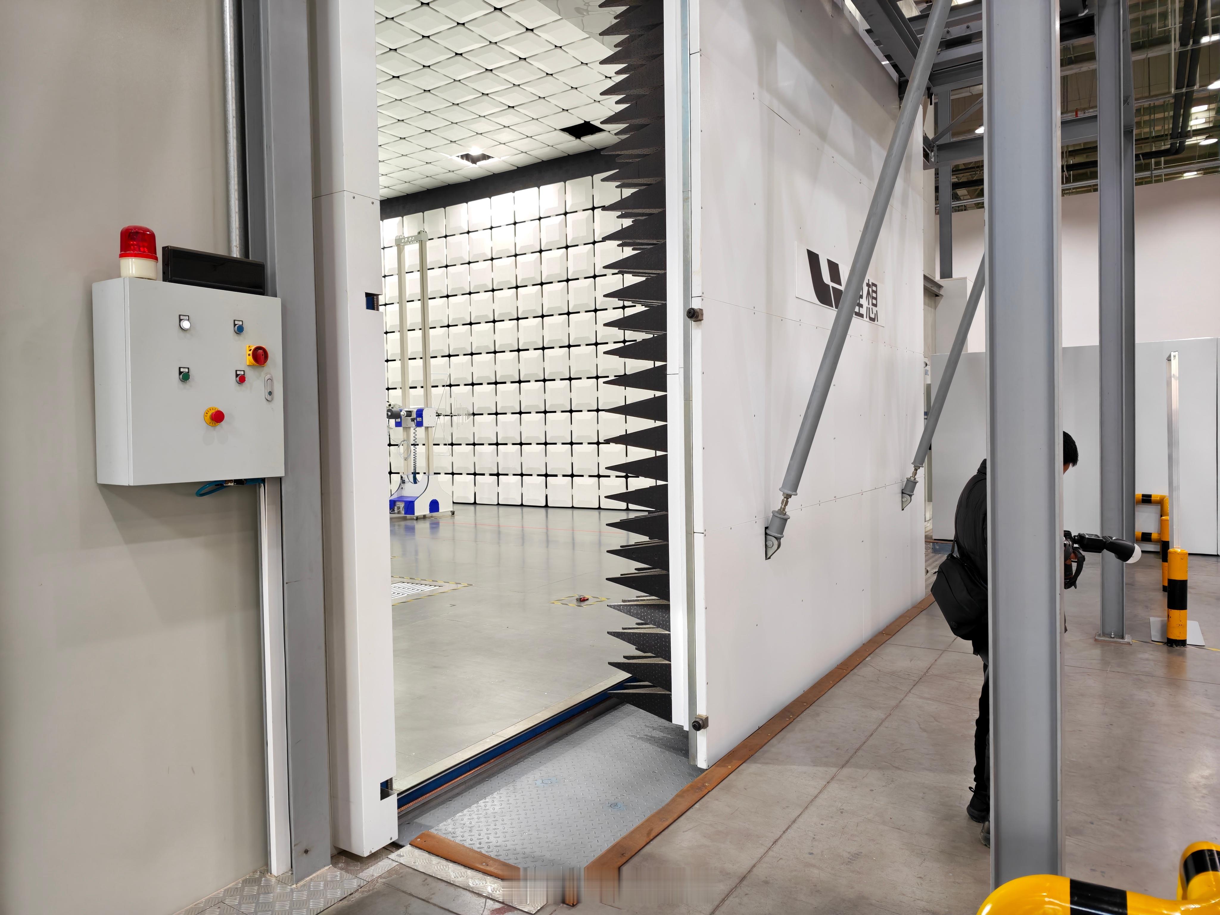 理想电磁兼容安全实验室，说的通俗易懂一点，目标是构建车辆强大的电磁免疫系统，既能